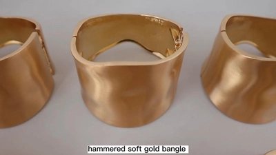 Brazalete De Oro suave martillado