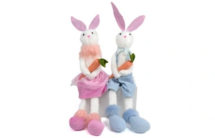 3210411 Conejito de peluche de Pascua con zanahoria